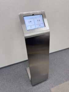 受付システム「アイタッチ」　工場　ステンレスフロアスタンド