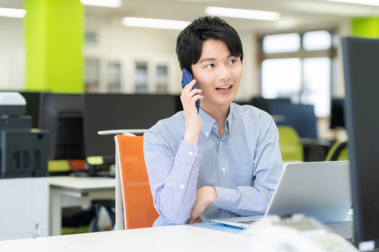 通話するビジネスマン