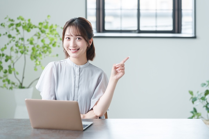 オフィスでパソコンを使って働くビジネスマン（女性・カジュアルビジネス）