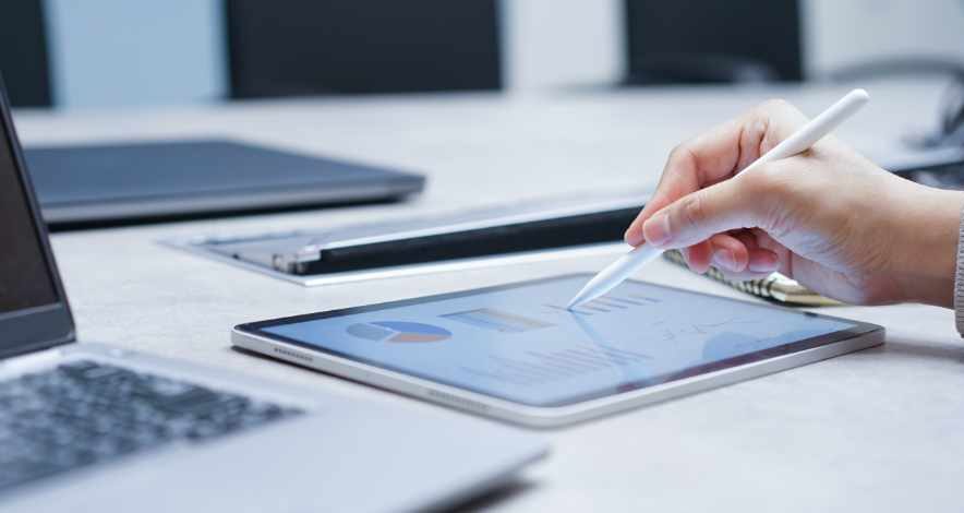 iPad・Apple pencil・PCを使って仕事をする人物の手元
